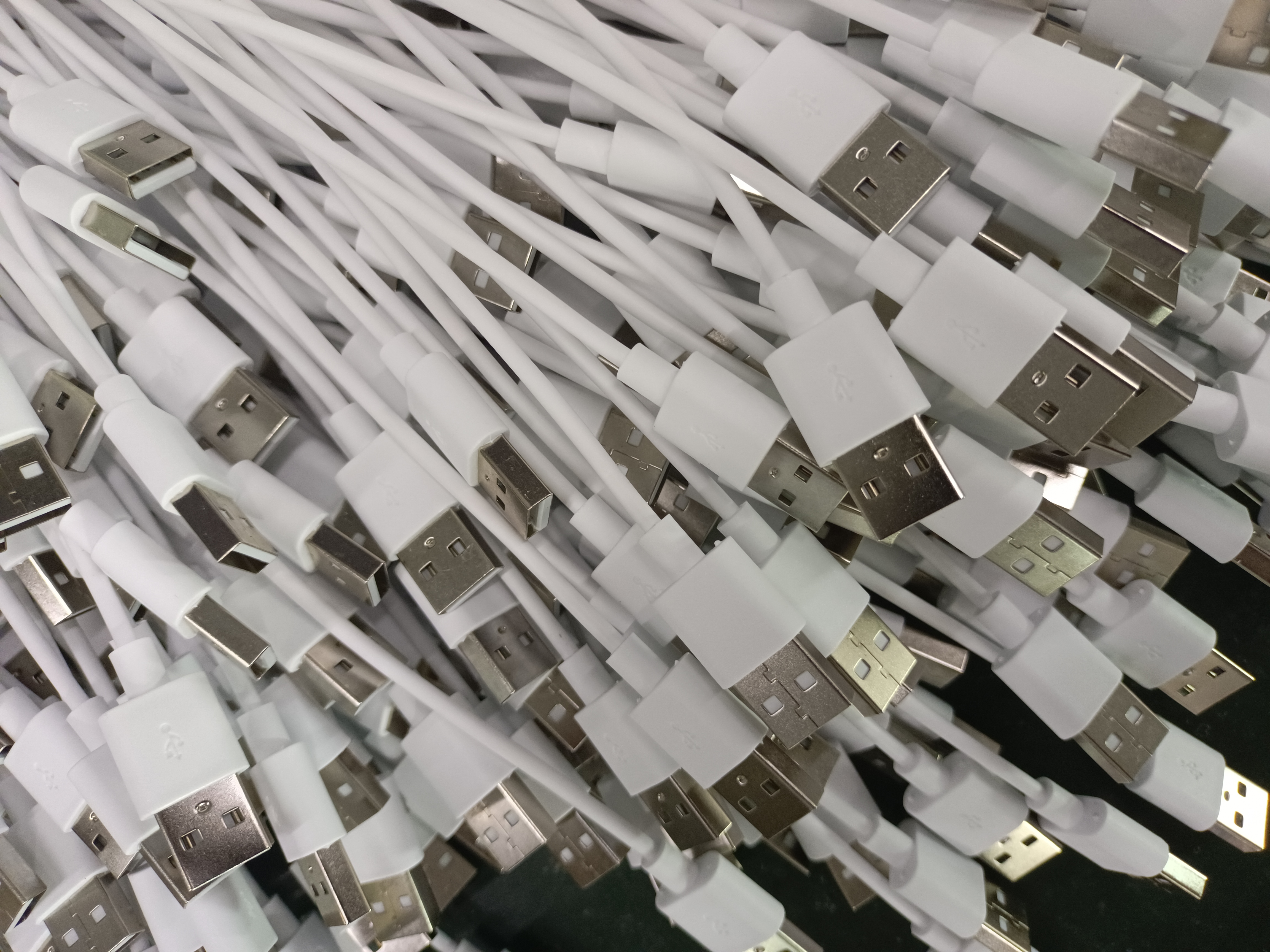 對(duì)于USB數(shù)據(jù)線應(yīng)該如何選擇？聯(lián)鑫德誠(chéng)定制生產(chǎn)USB數(shù)據(jù)線